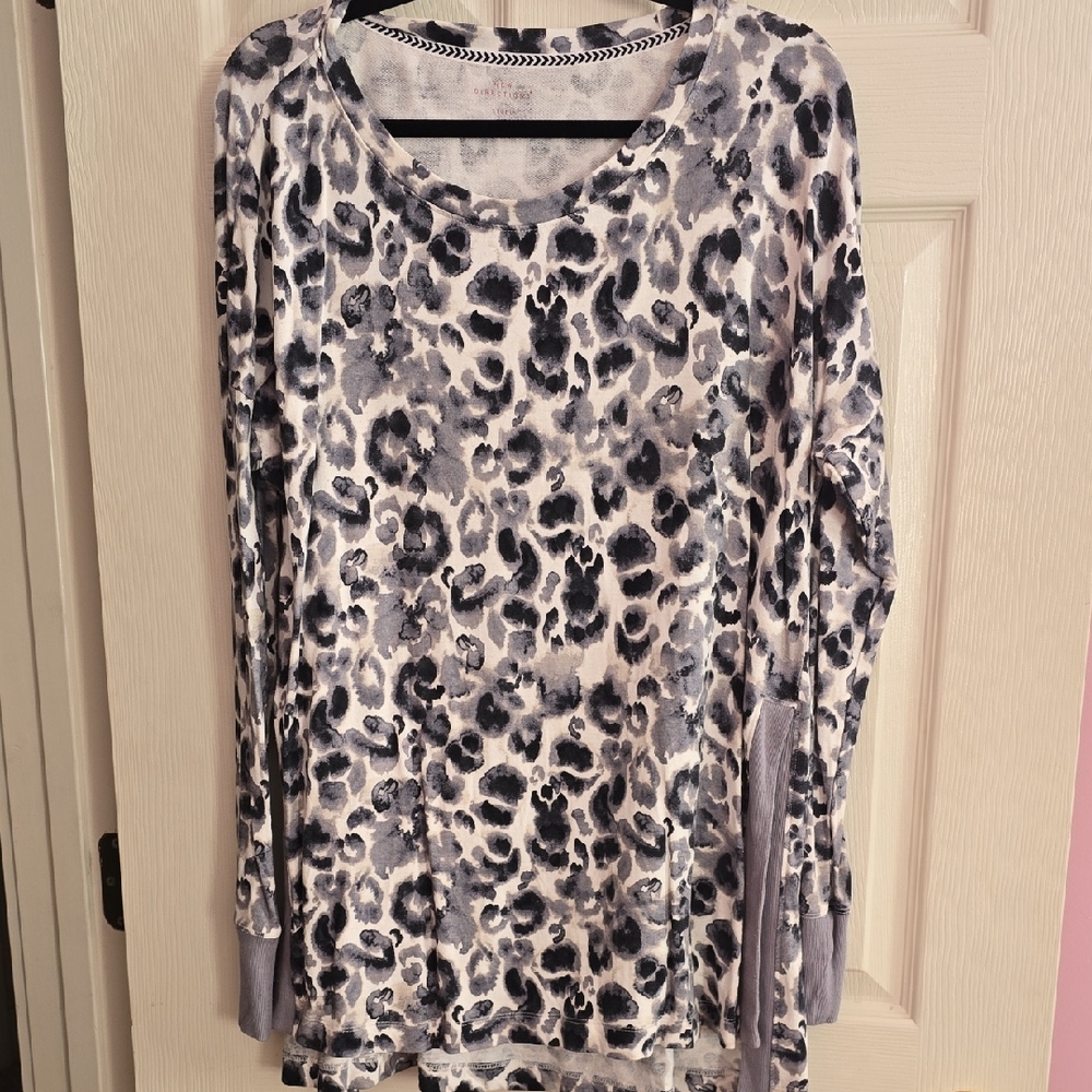 New Directions Gray Animal Print Long Sleeve Top